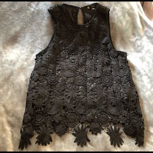 ✨Black Crocheted Sleeveless Boho Cropped Tank w/ Sewn In Tank (Junior)✨